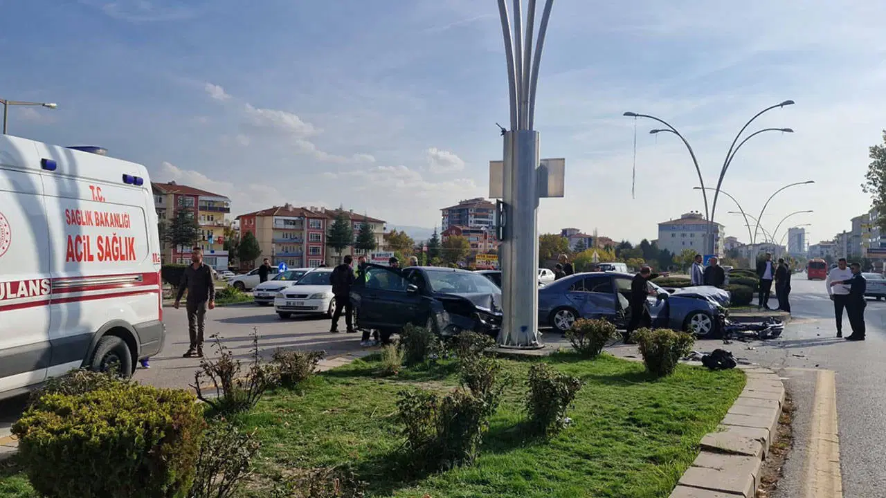 Ankara'da iki otomobil çarpıştı: 6 kişi yaralandı