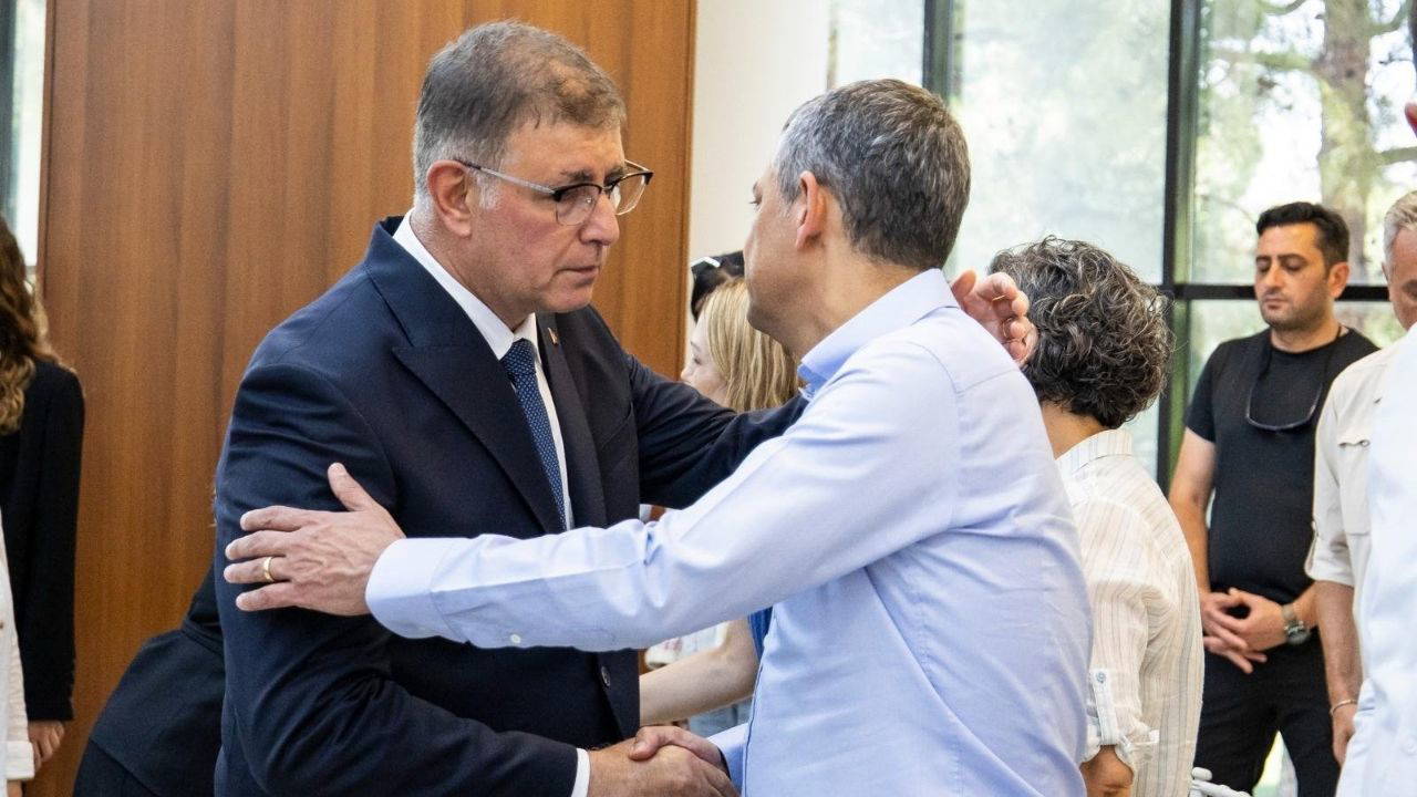 Merhum Başkan Zeyrek’in ailesi ile CHP Lideri Özel taziyeleri kabul etti
