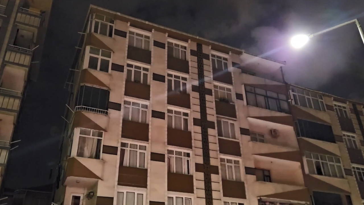 Bahçelievler'de hareketli anlar: Kolonlarından ses gelen apartman tahliye edildi!