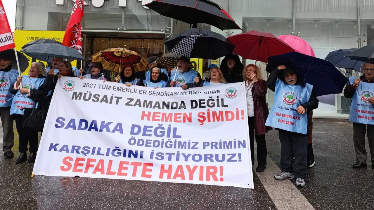 Mersin'de emekliler yağmura rağmen sokaklara çıktı: Sabredecek halimiz, dayanacak takatimiz kalmadı