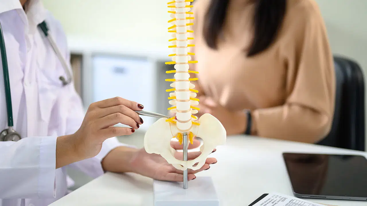 Bel fıtığı sanılıyor ama çok daha tehlikeli: Omurga daralması sinsi ilerliyor!