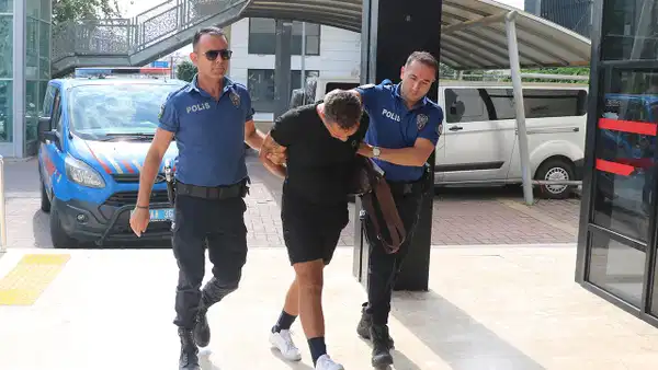 Antalya'da polise hakaret gerekçesiyle gözaltı