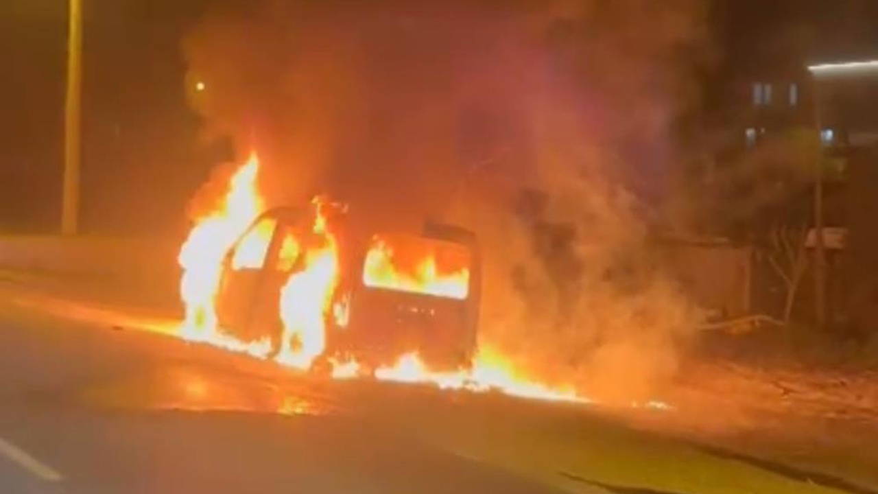 Tekirdağ'da korkutan yangın... Seyir halindeki araç alev aldı