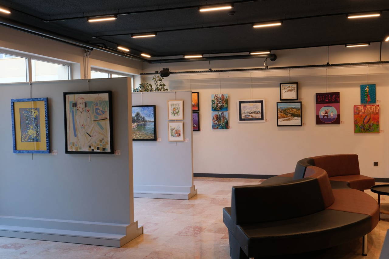 38 sanatçının eserlerinden oluşan karma sergi, Arı Kültür Sanat Merkezi Sanat Galerisinde