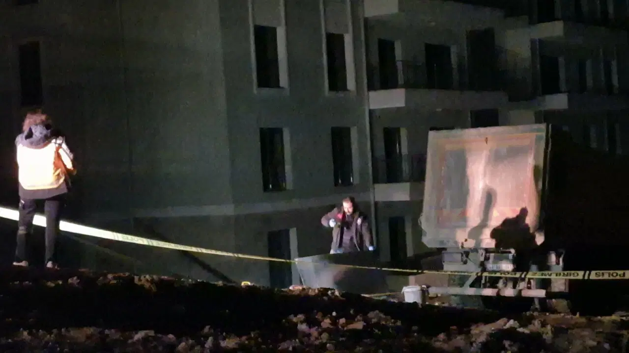 Malatya'da şantiye alanında kamyonun altında kalan işçi öldü