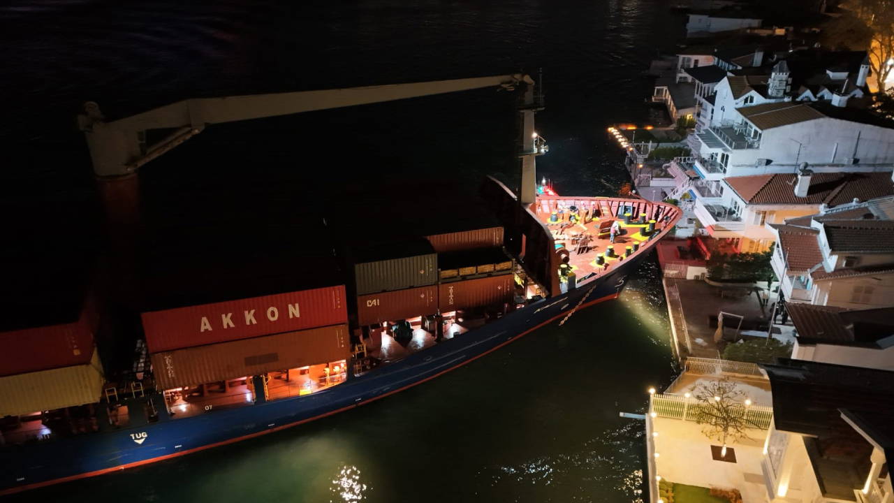 İstanbul Boğazı'nda gemi arızası: Yalıya metreler kala durabildi!