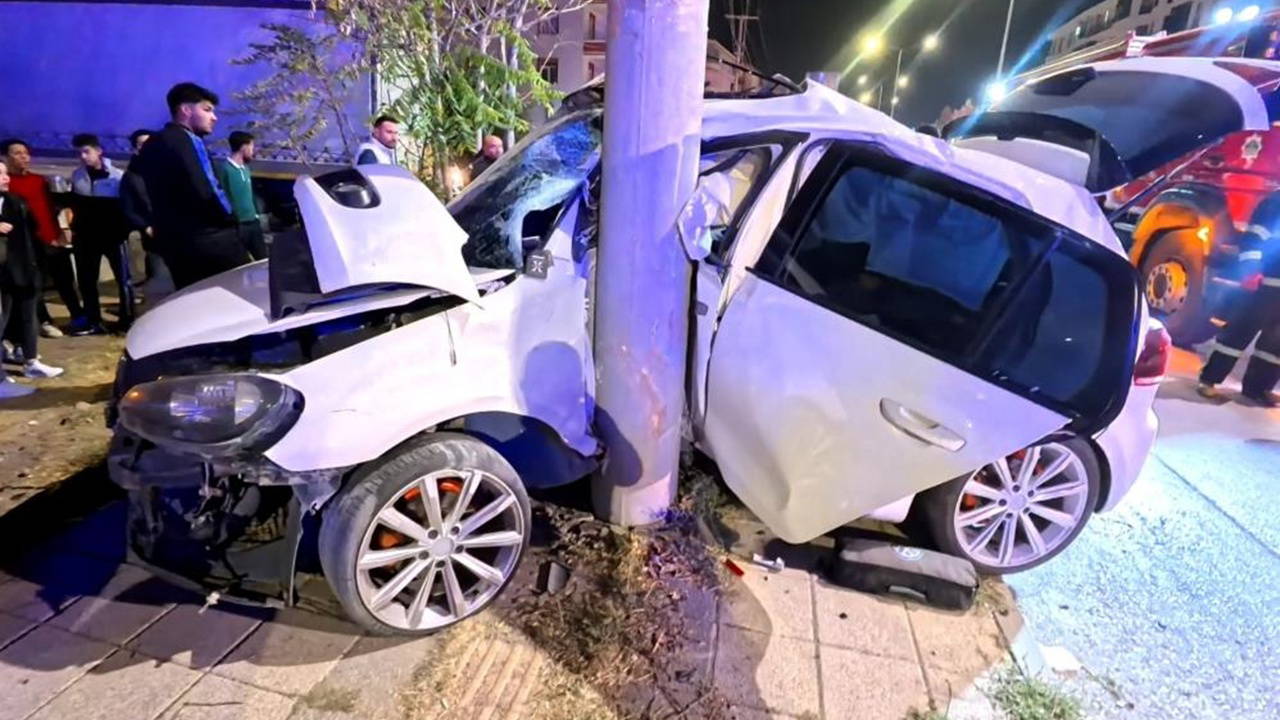Otomobil direğe saplandı: 2 ağır yaralı