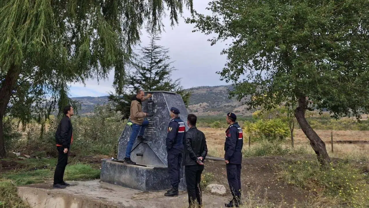 Şehit için yaptırılan çeşmeye saldırı: Türk bayrağı ve fotoğraf tahrip edildi!