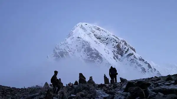 Everest Dağı'nda kar fırtınası: Yaklaşık 1000 kişi mahsur kaldı