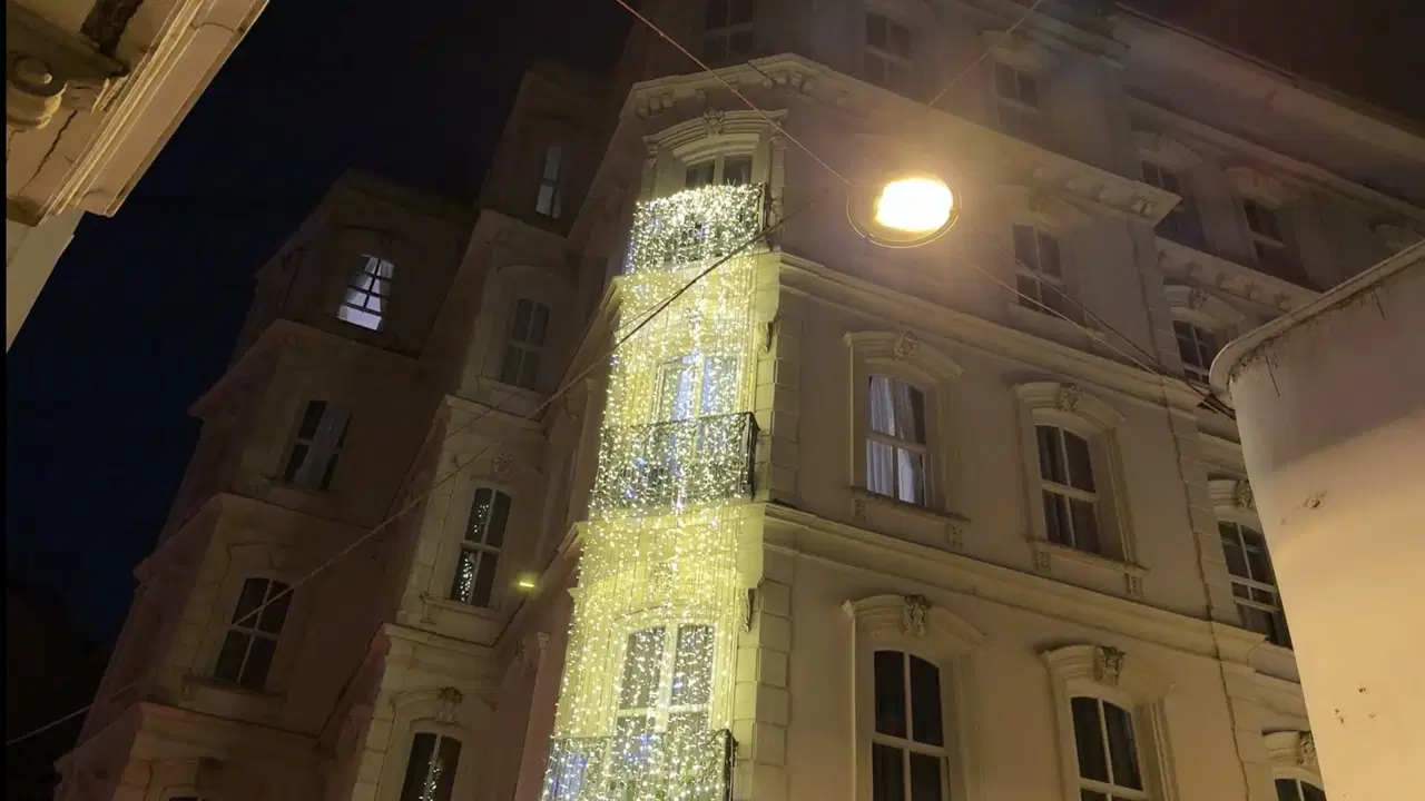 Galata’da 22 yaşındaki aşçı Esmanur otelin terasından düşerek öldü: Soruşturma başlatıldı