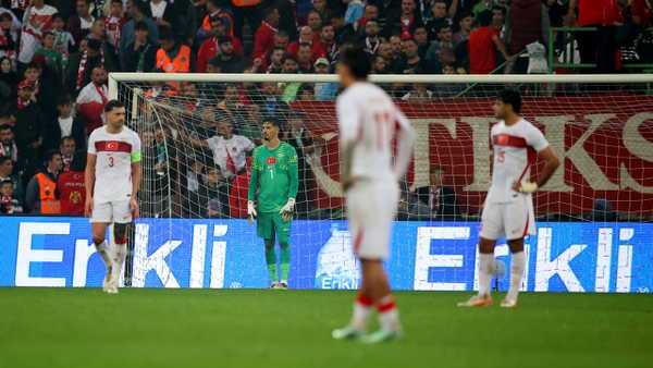 Spor yazarları Türkiye - İtalya maçını değerlendirdi: 'Montella doğru tercihler yapamıyor'