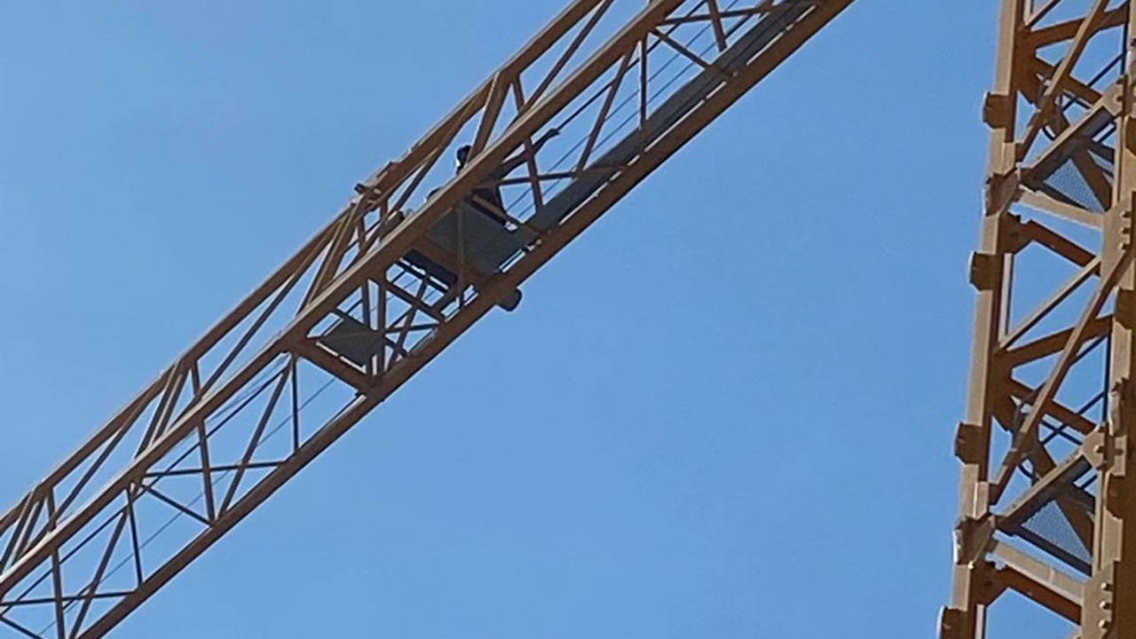 Parasını alamayan işçi kule vince çıktı