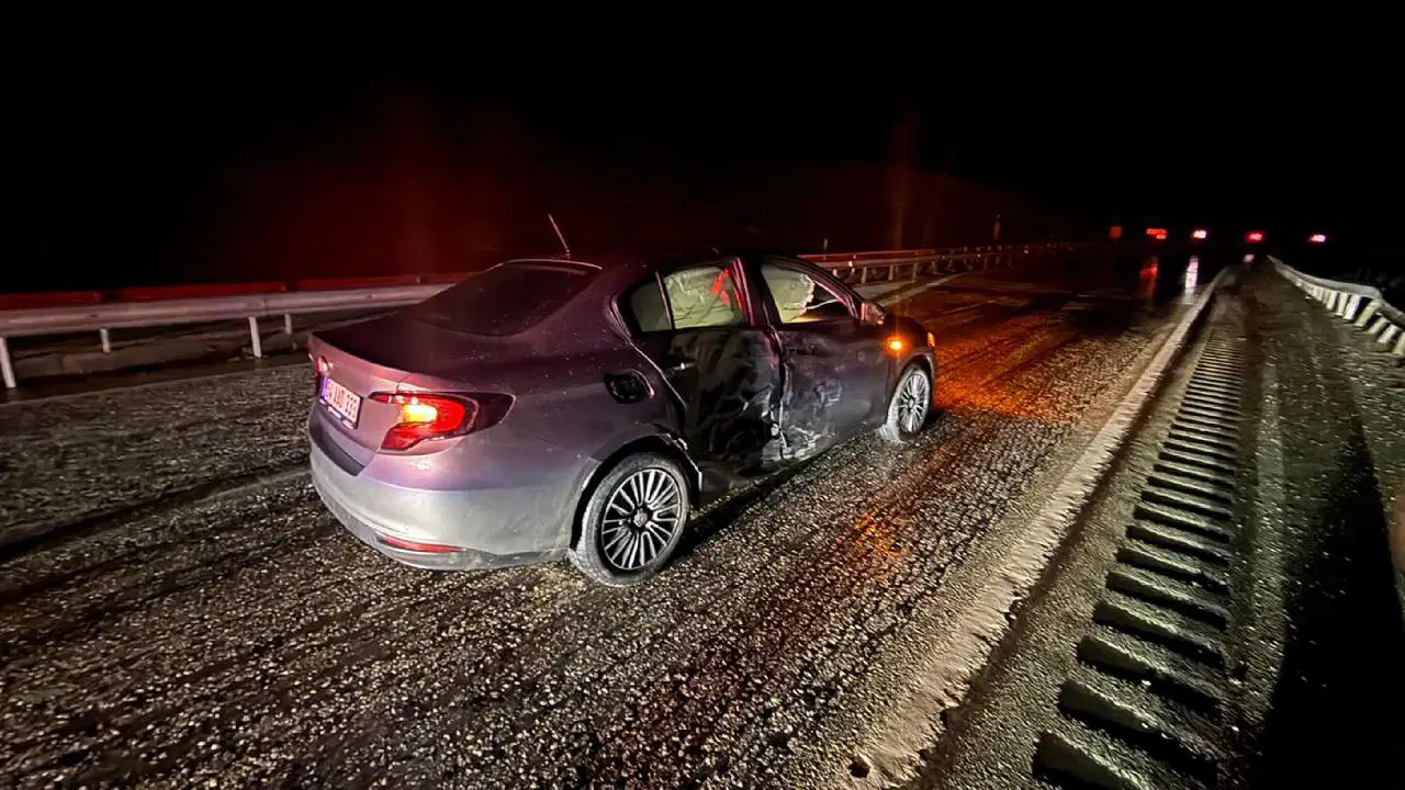 Kaza yapan otomobile bir başka otomobil çarptı: Yaralılar var!