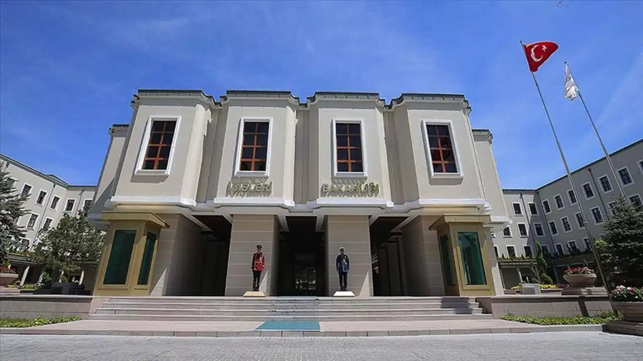 İçişleri Bakanlığı'ndan ‘Atatürk fotoğrafı’ açıklaması: ‘Amaç siyasi partilerin değil, Türk bayrağının kullanılmasıdır’