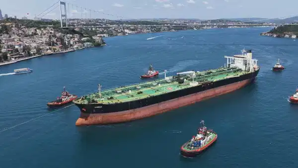 Dron saldırısına uğrayan gemi İstanbul Boğazı'ndan geçti