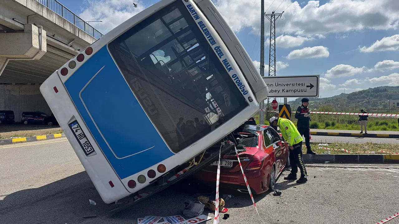 Bartın'da öğrencileri taşıyan halk otobüsü otomobilin üzerine devrildi
