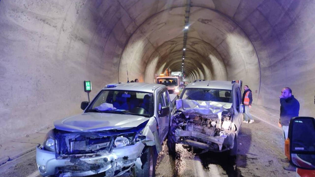 Artvin'de feci kaza... Tünelde araçlar çarpıştı: 7 yaralı