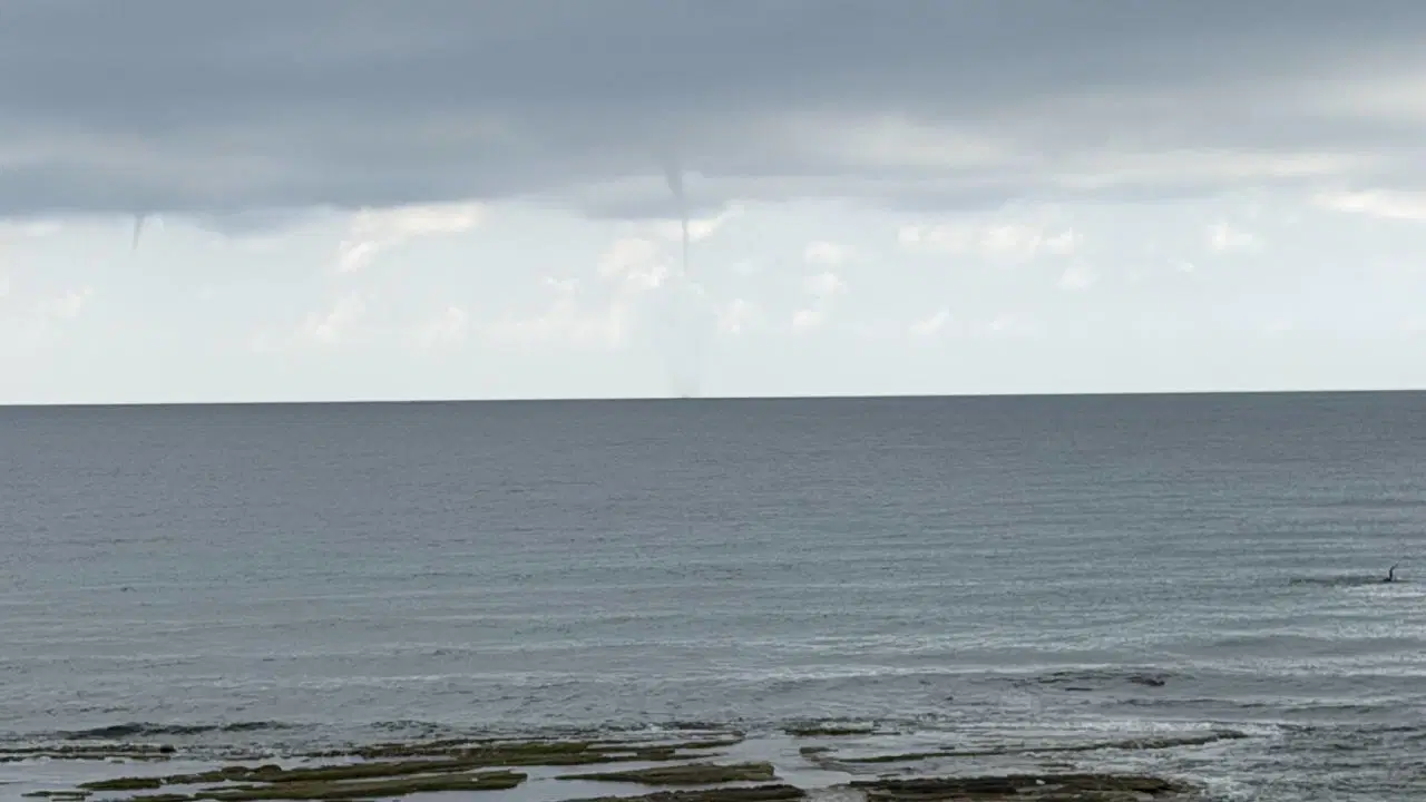Kentin farklı noktalarından görüntülendi: Alanya'da denizde hortum meydana geldi