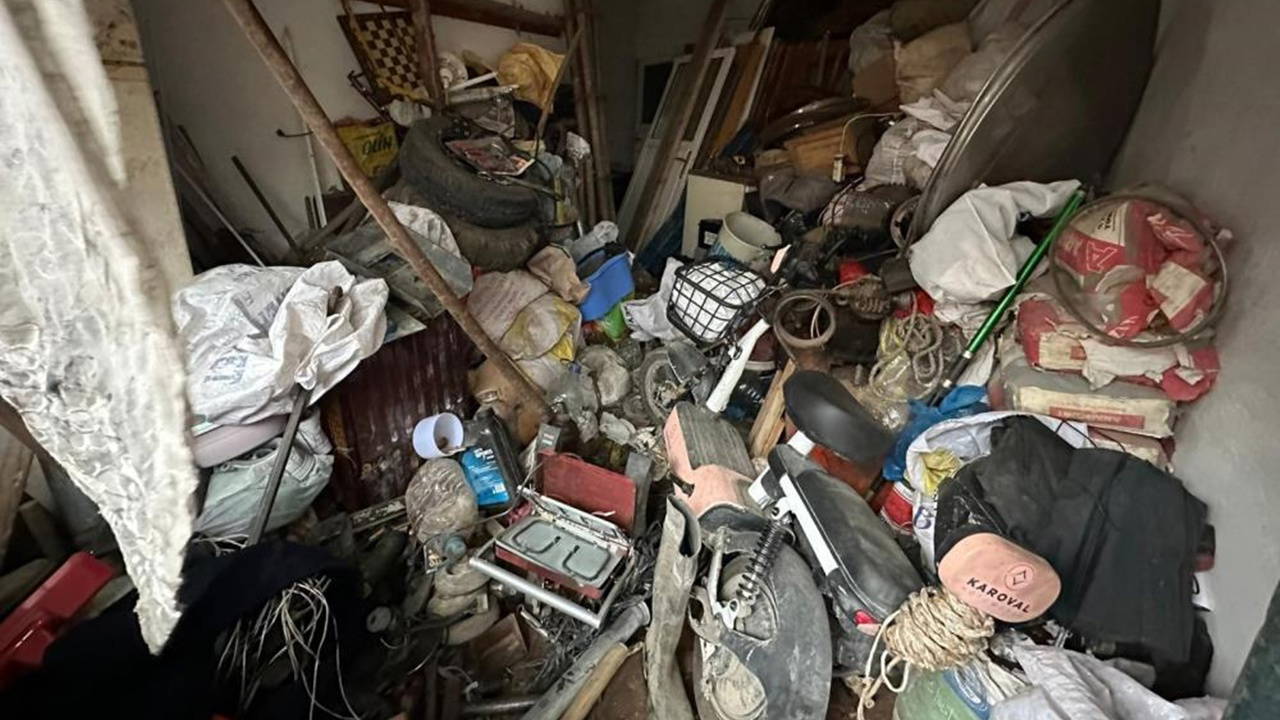 20 kamyon dolusu çöpü 25 yılda evinde biriktirmiş