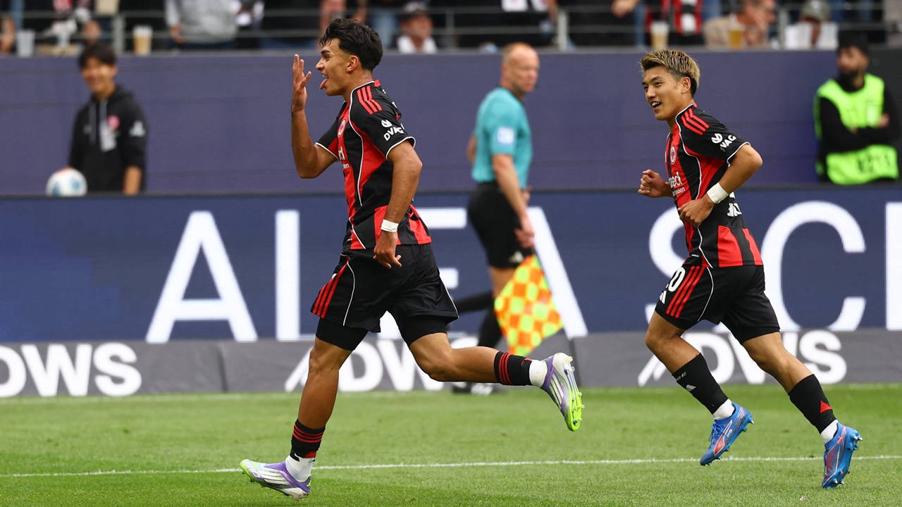 Can Uzun yıldızlaştı: Frankfurt, 4 golle kazandı! 