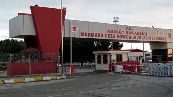 Gazeteciler 'yer değişikliği' kararına direndi... Duruşmaya son verildi: Avukat Ersöz'den mahkemeye dilekçe!