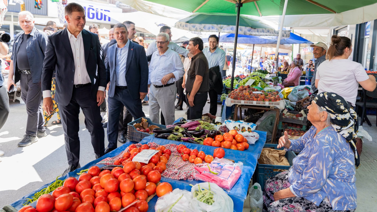 Cemil Tugay Tire’de vatandaşlar, üreticiler ve esnafla buluştu