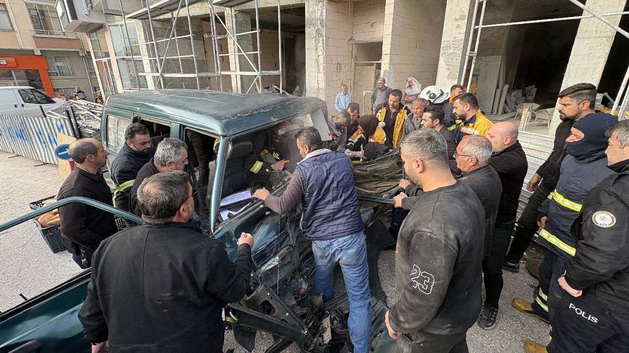 Kastamonu'da ekmek taşıyan araçlar çarpıştı: Yaralılar var