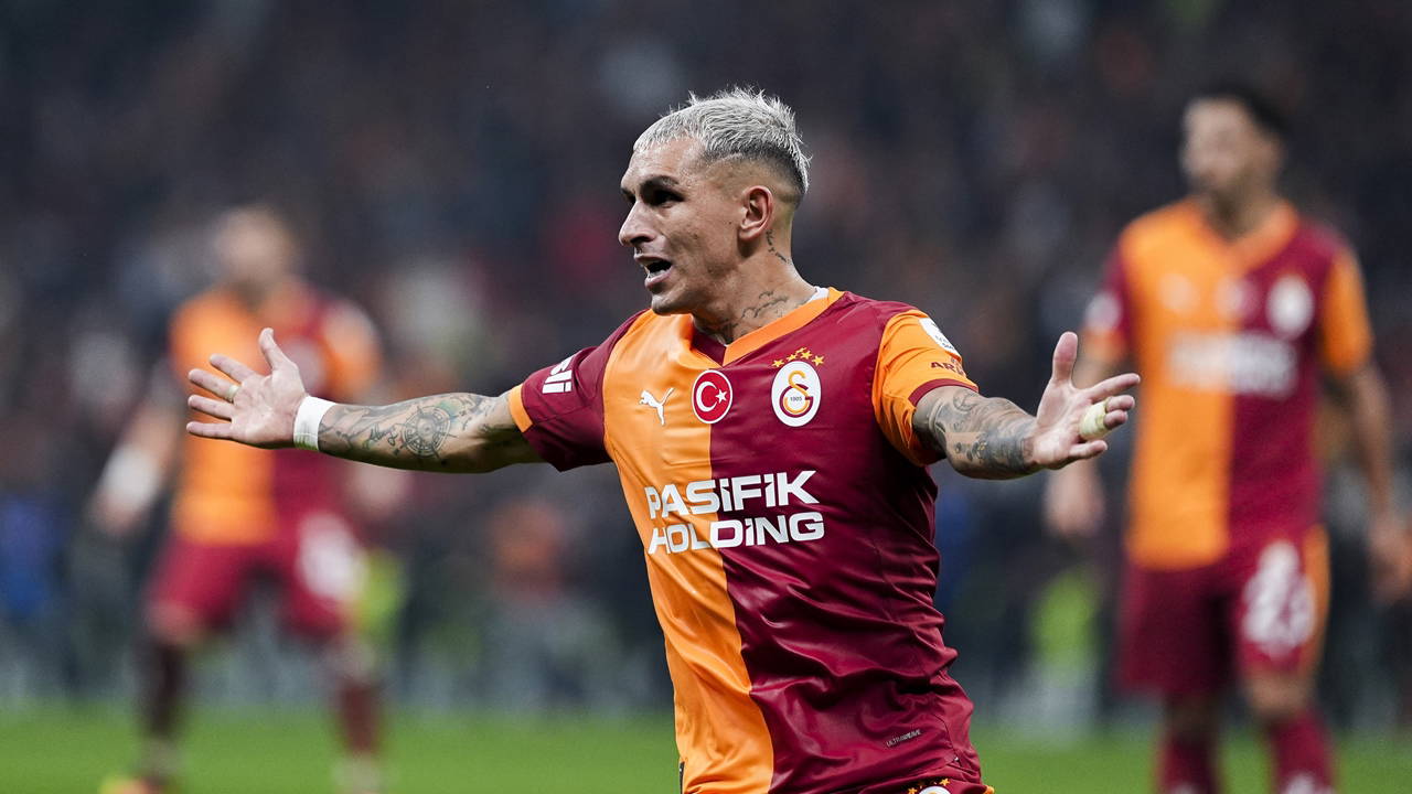 Lucas Torreira'dan flaş paylaşım: 'Her şeye ve herkese karşı oynuyoruz' 