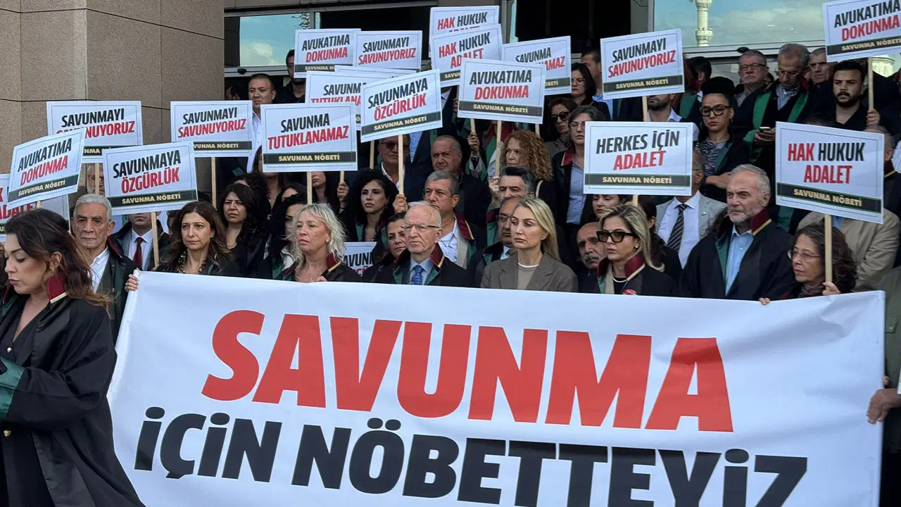 Avukatlar 'Savunma Nöbeti'nde: Çağlayan Adliyesi’nde alkışlı protesto