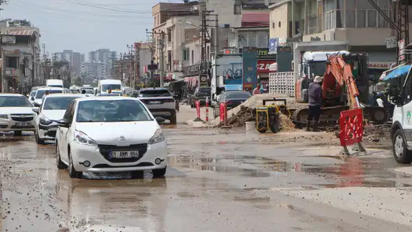 İçme suyu borusu patladı: Yol çöktü, ev ve iş yerlerini su bastı