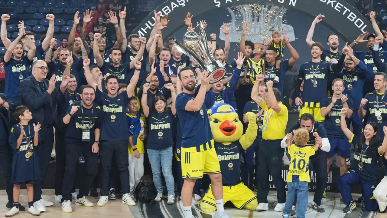 Derbide Beşiktaş'ı devirdi: Cumhurbaşkanlığı Kupası'nda şampiyon Fenerbahçe Tarfin!