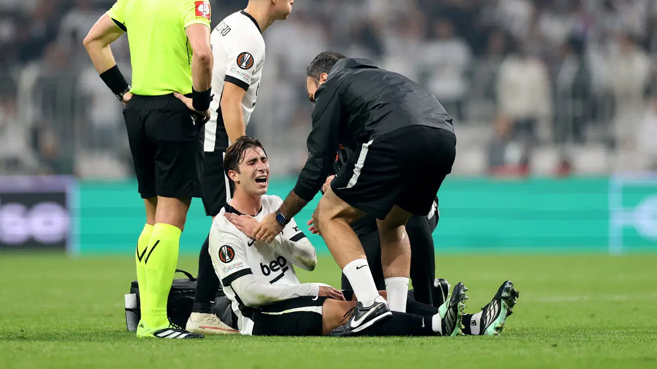 Beşiktaş'ta flaş sakatlık: Karşılaşmaya devam edemedi