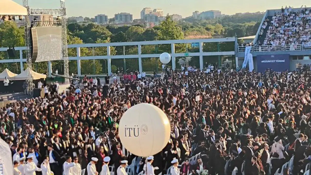 İTÜ mezuniyetinde protesto: Öğrenciler rektöre sırtını döndü