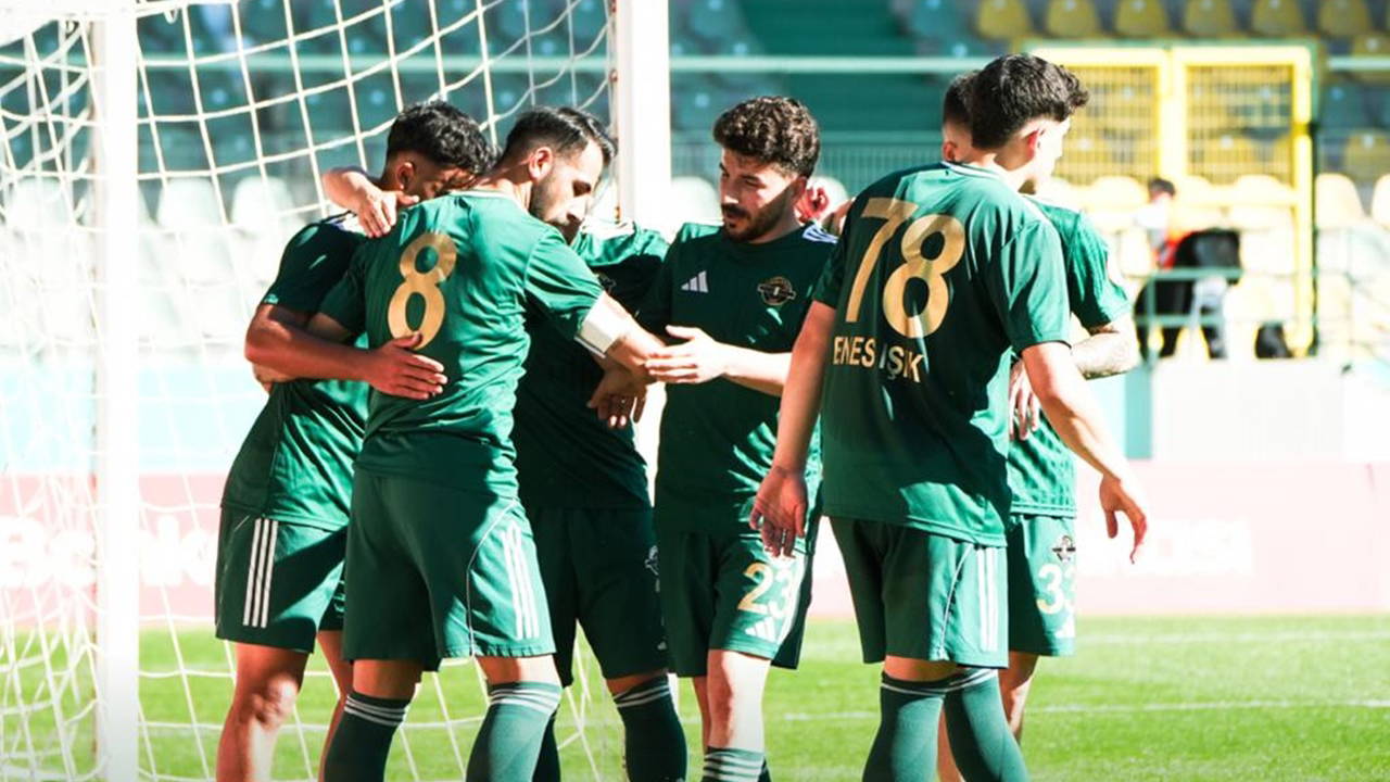 Esenler Erokspor, 10 kişi rakibini rahat geçti!