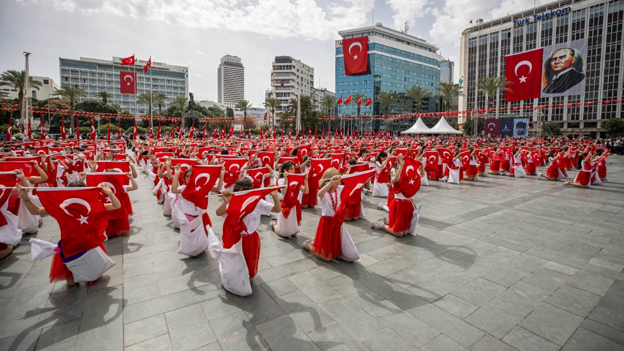 İzmir’de 23 Nisan coşkusu dört bir yanda