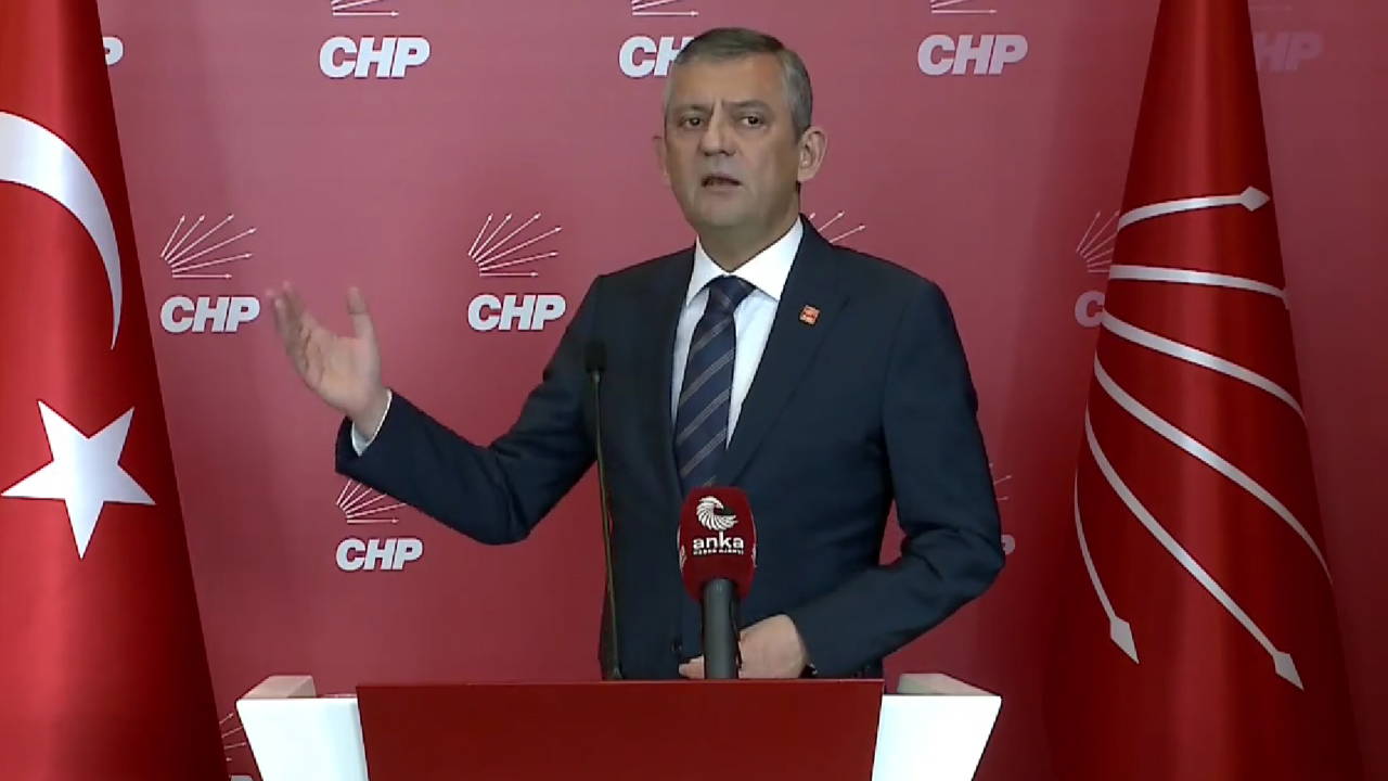 DEM Parti'den CHP'ye ziyaret... Özgür Özel'den 'Suriye'de anayasal güvence' çağrısı, MHP'li Feti Yıldız'a 'canlı yayın' yanıtı: 'Keşke' demesin, kanun teklifini Meclis'e getirsin!