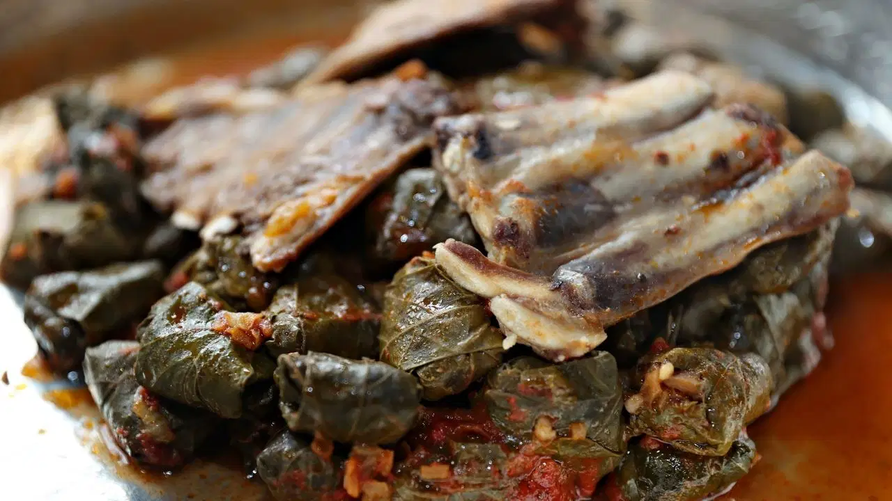 Kaburga ve pastırmanın yaprakla eşsiz dansı: Coğrafi işaretli bakla dolması tarifi...