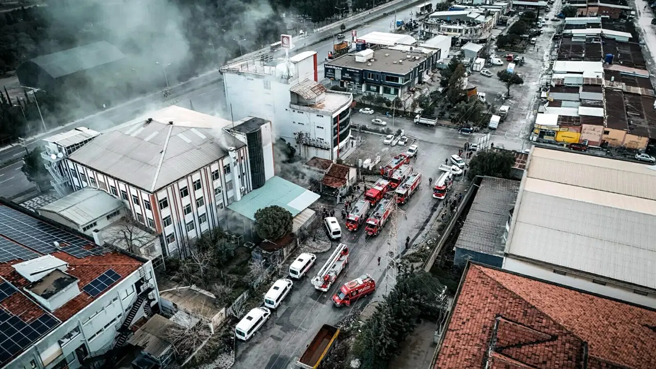 İzmir'de ayakkabı fabrikasında yangın: Üst kattakileri itfaiye kurtardı