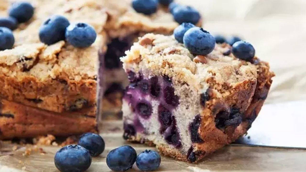 Ferah aromasıyla çay saatlerinin favorisi: Yaban mersinli kek tarifi