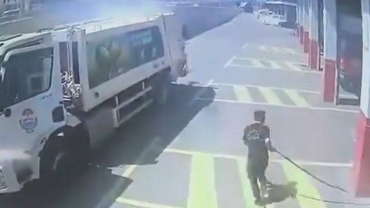 Yangın çıkan çöp kamyonunu itfaiye istasyonuna götürdü!