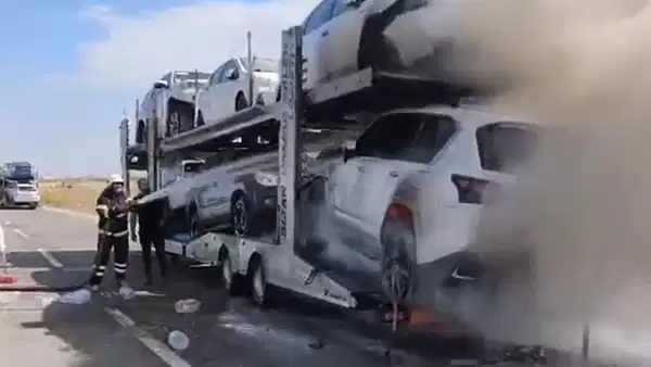 Trafikte panik anları: Ağrı’da otomobil yüklü TIR’da yangın