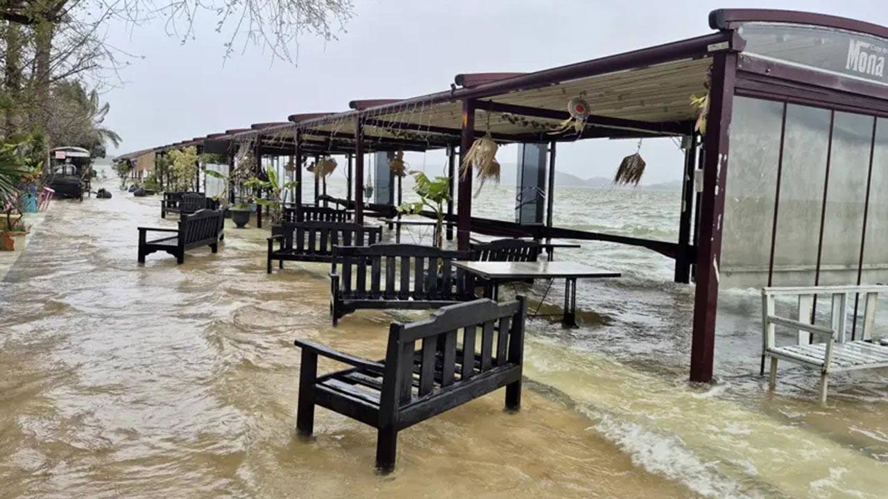 Muğla’da lodos ve su baskını: Köyceğiz Gölü taştı, cadde ve sokaklar nehre döndü