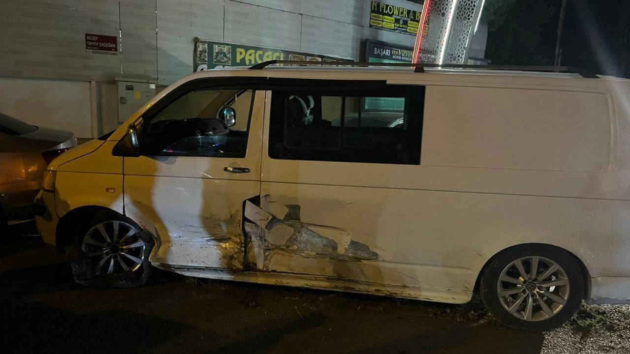 Polisin 'dur' ihtarına uymayıp iki araca çarpmıştı... Minibüsten 11 kaçak göçmen çıktı!