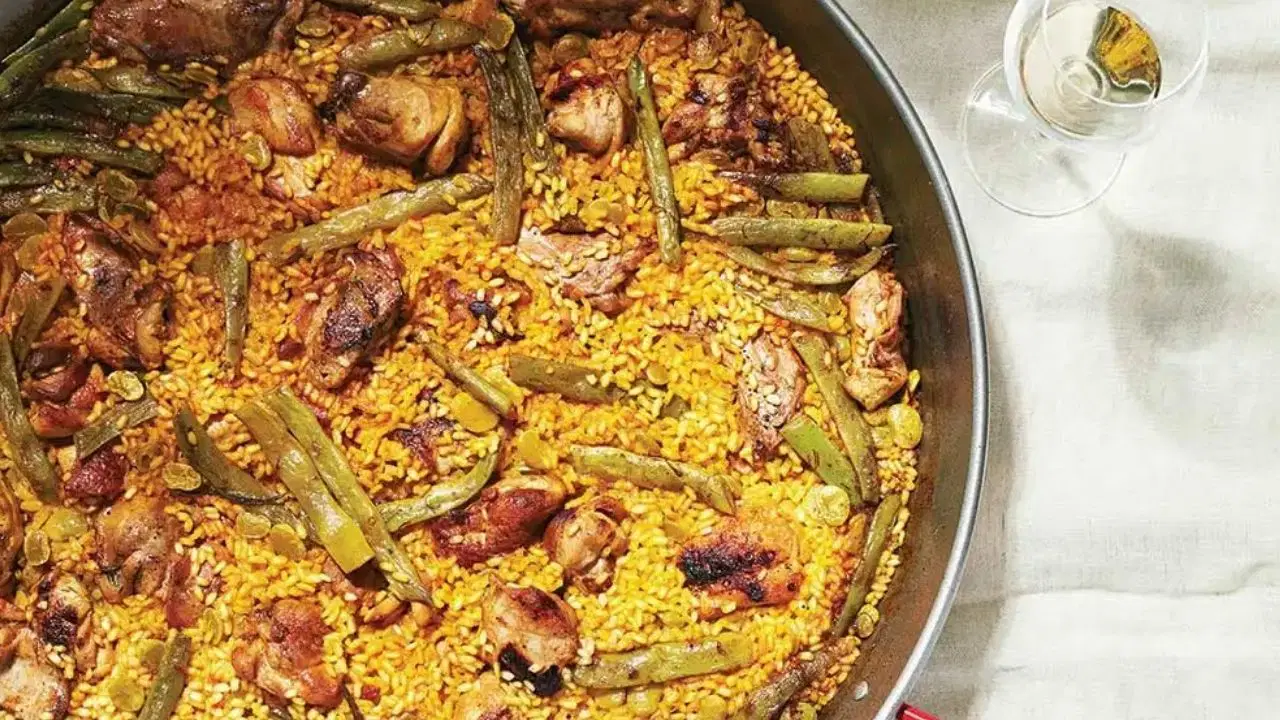 Akdeniz'in altın sarısı tepsisi: Paella tarifi