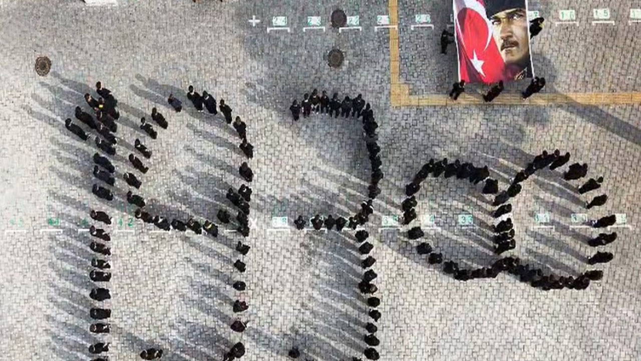 Bursa’da öğrencilerden duygulandıran '10 Kasım' koreografisi: Atatürk imzası ve 1938 yılı canlandırıldı