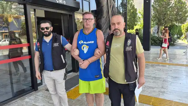 Otel lobisindeki Türk bayrağına tüküren İngiliz turist cezaevine gönderildi