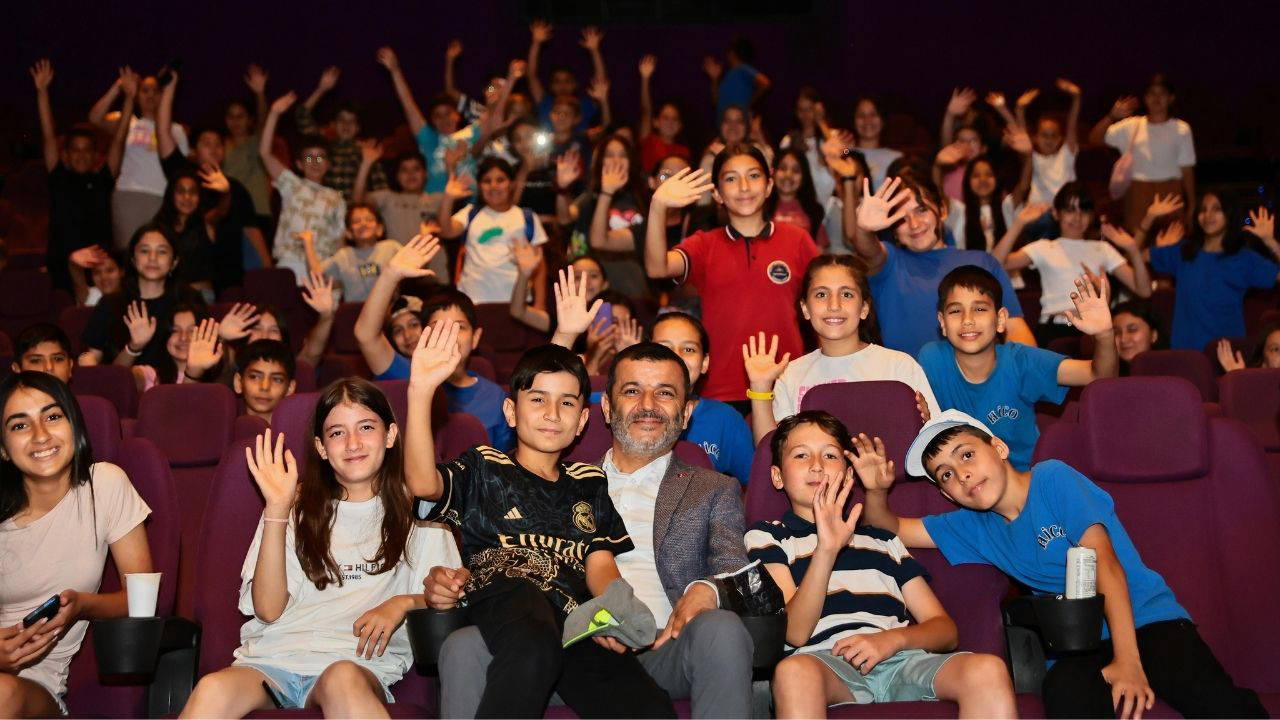 Başkan Çavuşoğlu, öğrencilerle sinema keyfi yaşadı