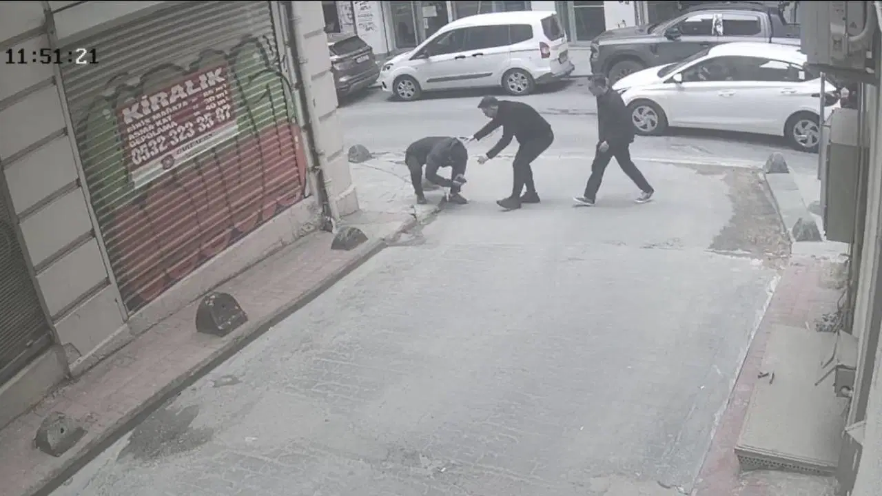 Beyoğlu’nda kaldırımda yürürken başına cam düştü: 7 dikiş atıldı