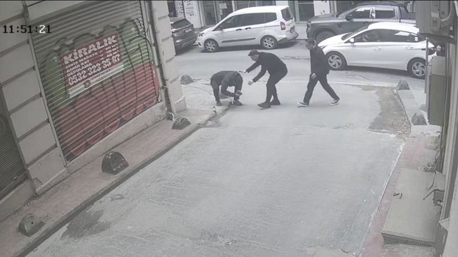 Beyoğlu’nda kaldırımda yürürken başına cam düştü: 7 dikiş atıldı