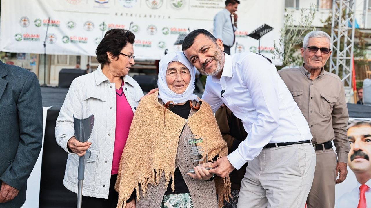 95 Yaşındaki Hilmiye Teyze’nin “Andımız”ı gözleri doldurdu